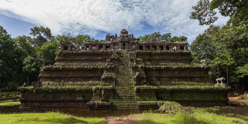 2048px-Phimeanakas_Angkor_Thom_Camboya_2013-08-16_DD_12.jpg