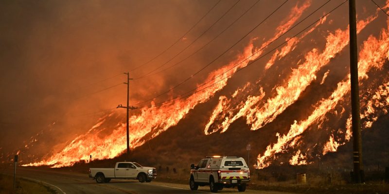 AFP__20250122__36VJ7EM__v1__HighRes__NewExplosiveWildfireEruptsNearLosAngeles-1737594431_146c05-1737.jpeg