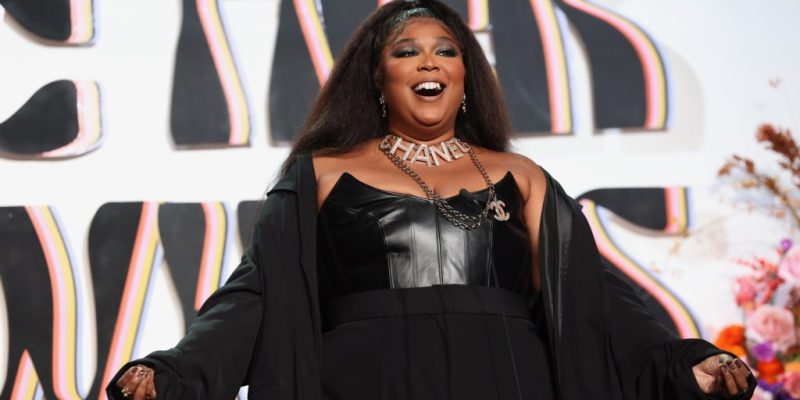 Lizzo-Femme-It-Forward-Give-Her-FlowHERS-Gala-2023-billboard-1548.jpg