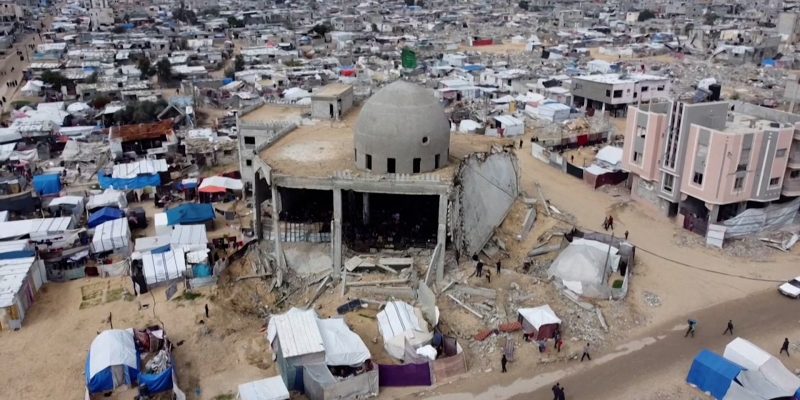 gaza_khan_younis_mosque_ruins_drone_friday_prayers-1737725745.jpg