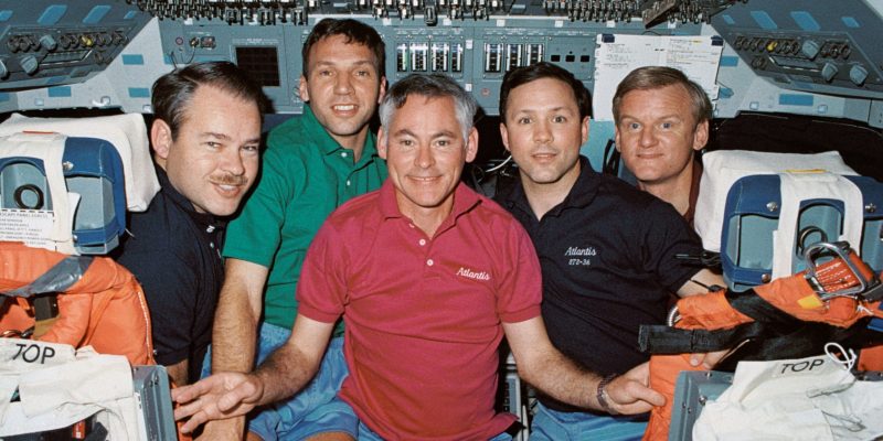 sts-36-9-inflight-crew-photo-flight-deck-s36-21-032.jpg